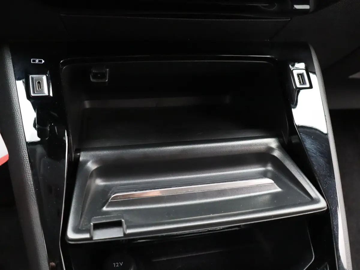 1.2 PureTech Allure Parkeersensoren | Climate Control | Cruise Control | 16' Lichtmetalen Velgen | Apple Carplay/Android Auto