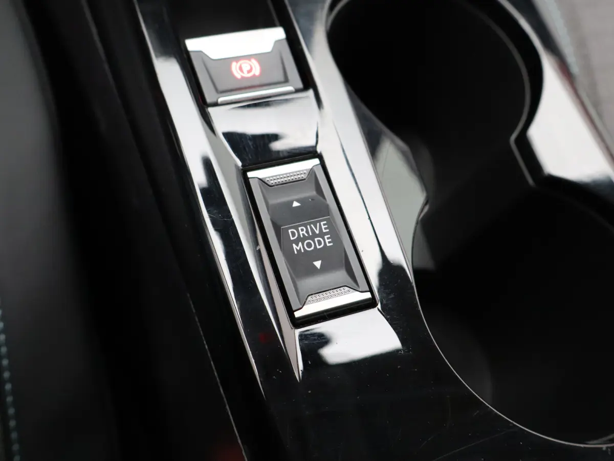 1.2 PureTech Allure Parkeersensoren | Climate Control | Cruise Control | 16' Lichtmetalen Velgen | Apple Carplay/Android Auto