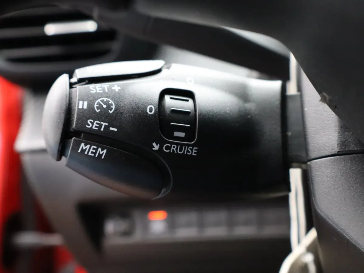 1.2 PureTech Allure Parkeersensoren | Climate Control | Cruise Control | 16' Lichtmetalen Velgen | Apple Carplay/Android Auto