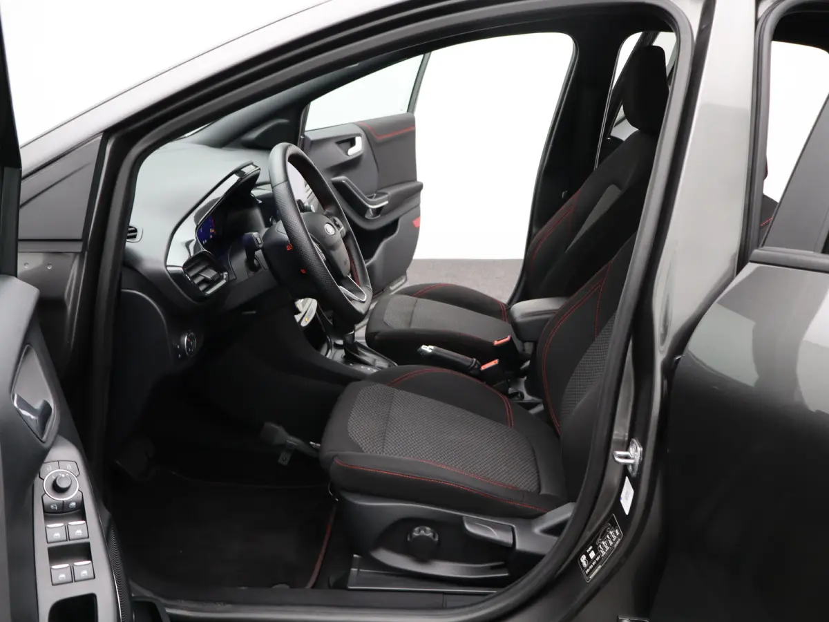 1.0 EcoBoost ST-Line | WInter Pakket | Stoelverwarming | Achteruitrijcamera | Parkeersensoren | Cruise Control | Climate Control | 17" Lichtmetalenvelgen | Apple Carplay/Android Auto