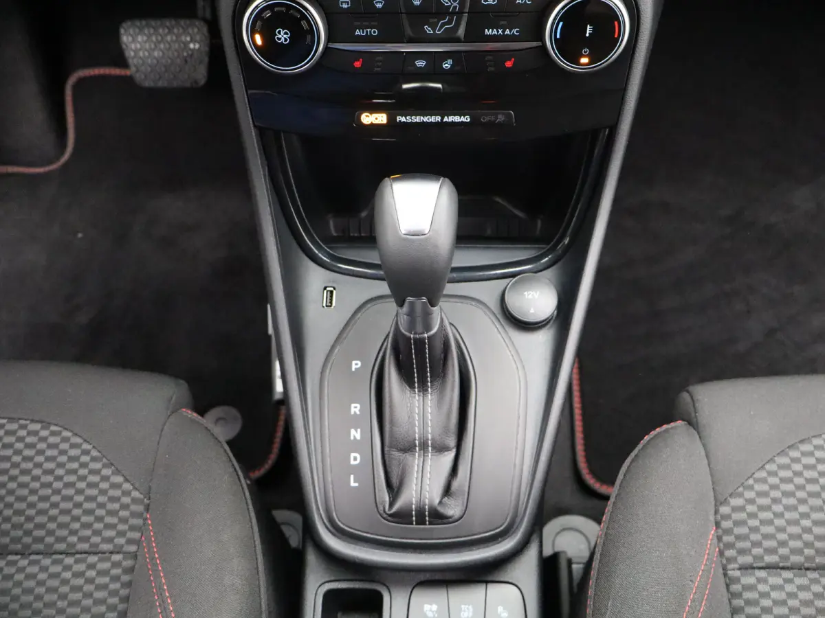 1.0 EcoBoost ST-Line | WInter Pakket | Stoelverwarming | Achteruitrijcamera | Parkeersensoren | Cruise Control | Climate Control | 17" Lichtmetalenvelgen | Apple Carplay/Android Auto