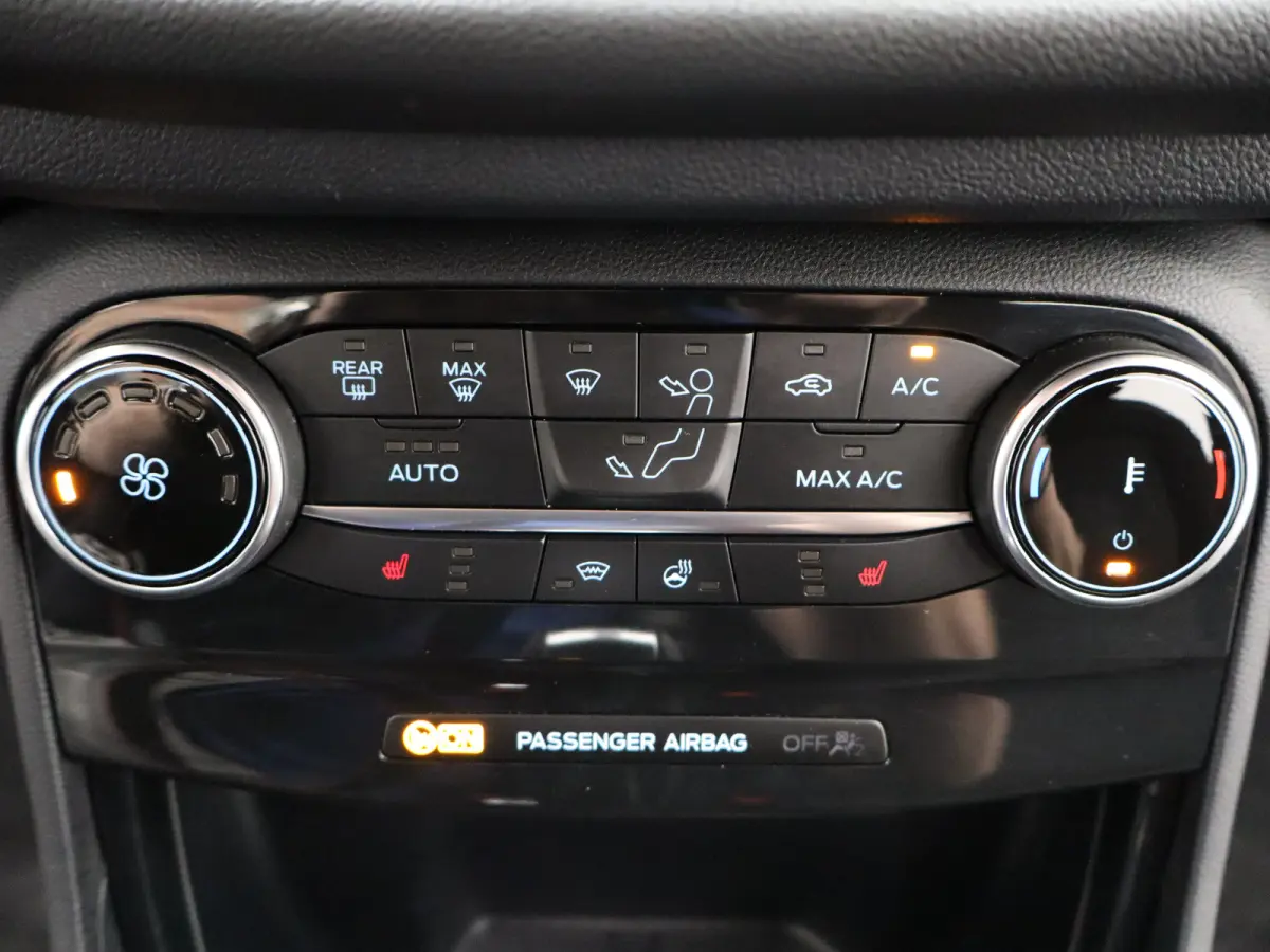 1.0 EcoBoost ST-Line | WInter Pakket | Stoelverwarming | Achteruitrijcamera | Parkeersensoren | Cruise Control | Climate Control | 17" Lichtmetalenvelgen | Apple Carplay/Android Auto