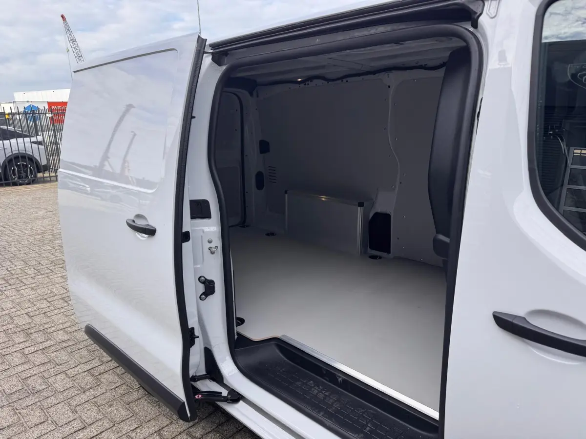 EV L3 75 kWh €14.740 korting!! | 16" stalen velgen | Elektrisch bedienbare en verwarmbare buitenspiegels | Elektrische parkeerrem