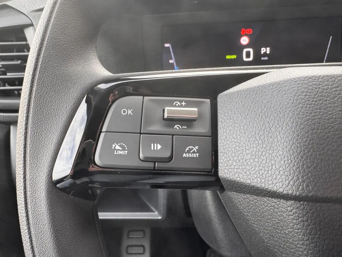 EV L3 75 kWh €14.740 korting!! | 16" stalen velgen | Elektrisch bedienbare en verwarmbare buitenspiegels | Elektrische parkeerrem