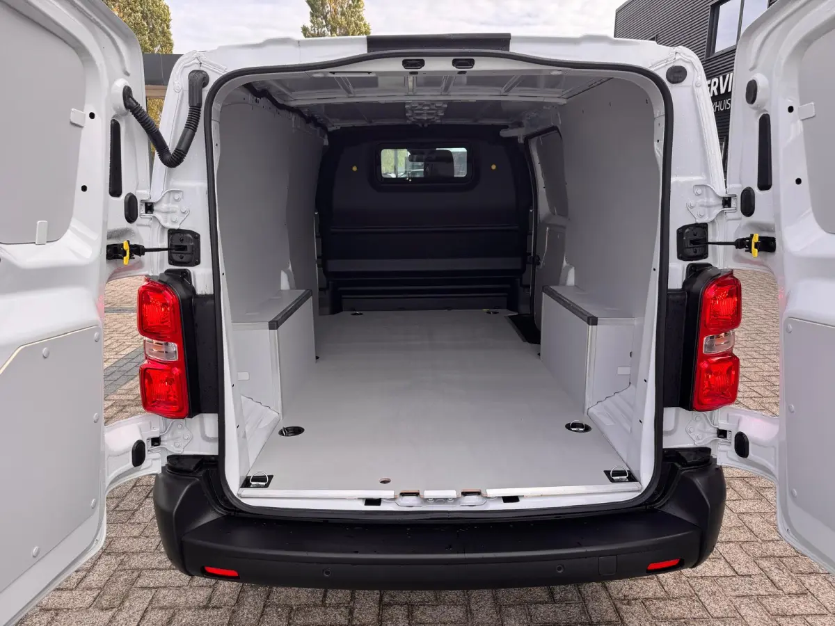 EV L3 75 kWh €14.740 korting!! | 16" stalen velgen | Elektrisch bedienbare en verwarmbare buitenspiegels | Elektrische parkeerrem