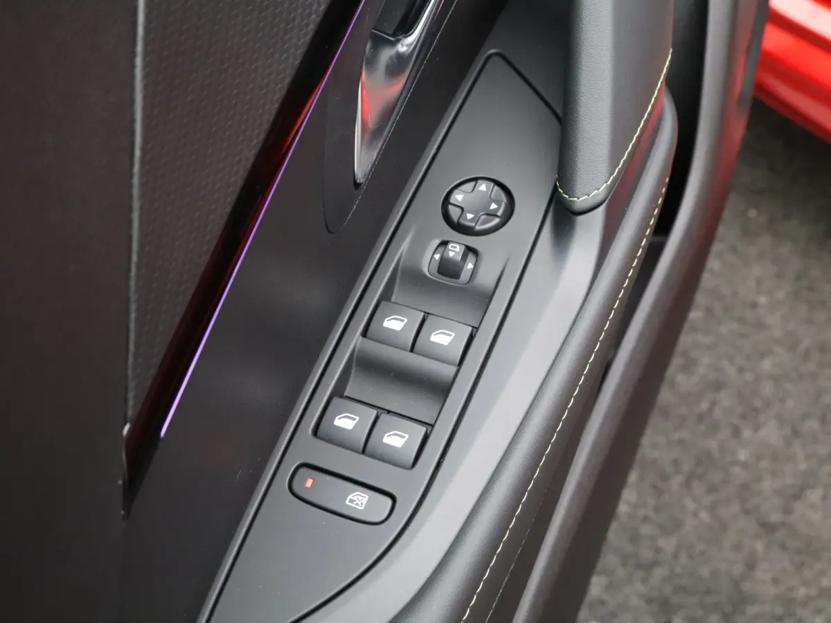 1.2 PureTech 100 GT Navi | Camera | Carplay | 17'' LMV| Cruise | Clima | PDC V+A |