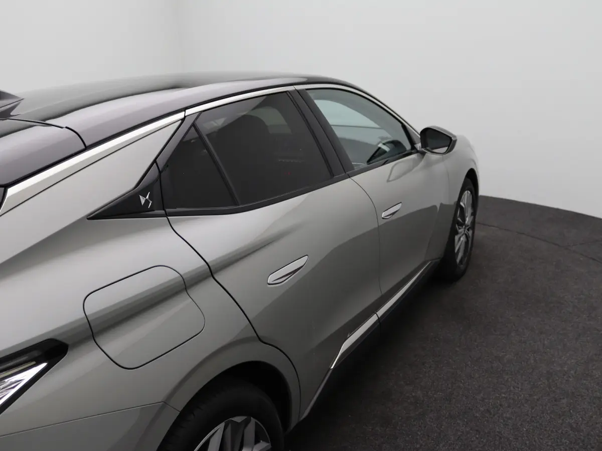1.2 PureTech Bastille Camera | Apple Carplay/Android Auto | Cruise Control | Keyless | 19" Lichtmetalen Velgen | Parkeersenosren Voor en Achter