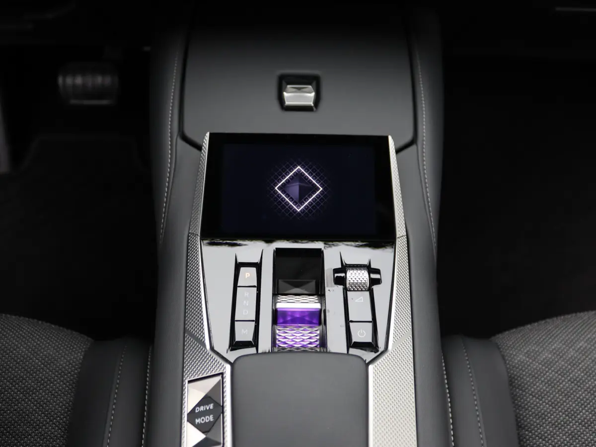 1.2 PureTech Bastille Camera | Apple Carplay/Android Auto | Cruise Control | Keyless | 19" Lichtmetalen Velgen | Parkeersenosren Voor en Achter