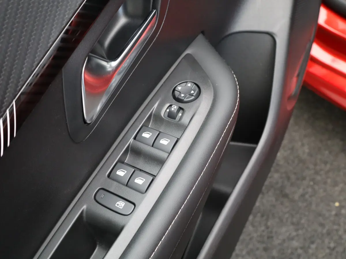1.2 PureTech 100 Allure 1e Eigenaar | Parkeersenoren Voor en Achter | Camera | Climate Control | Apple Carplay/Android Auto | Cruise Control