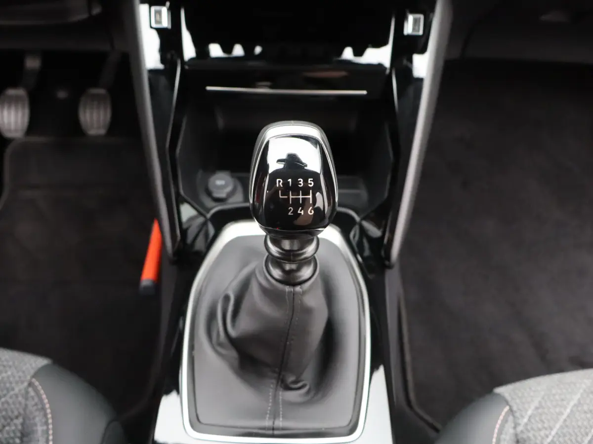 1.2 PureTech 100 Allure 1e Eigenaar | Parkeersenoren Voor en Achter | Camera | Climate Control | Apple Carplay/Android Auto | Cruise Control