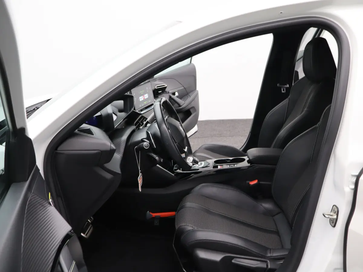 1.2 PureTech GT Pack Automaat | Cruise Control | Keyless | Camera | Climate Control | Appel Carplay/Android auto | 17" Lichtmetalen Velgen