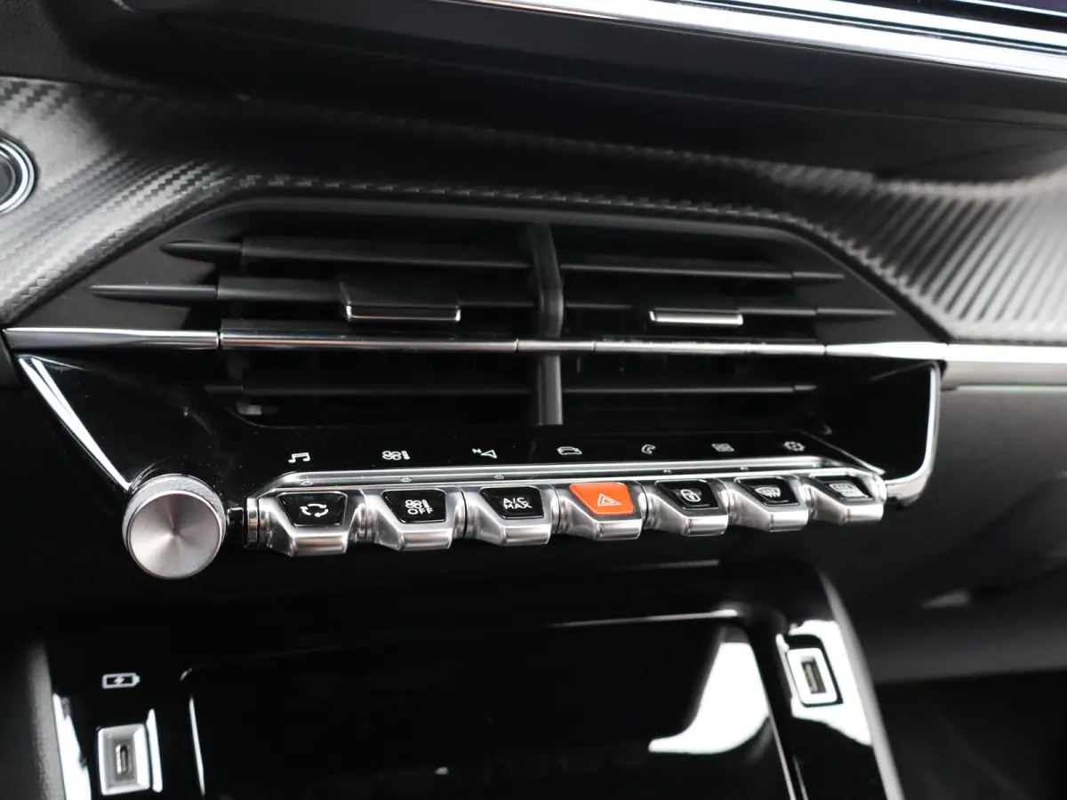 1.2 PureTech GT Pack Automaat | Cruise Control | Keyless | Camera | Climate Control | Appel Carplay/Android auto | 17" Lichtmetalen Velgen