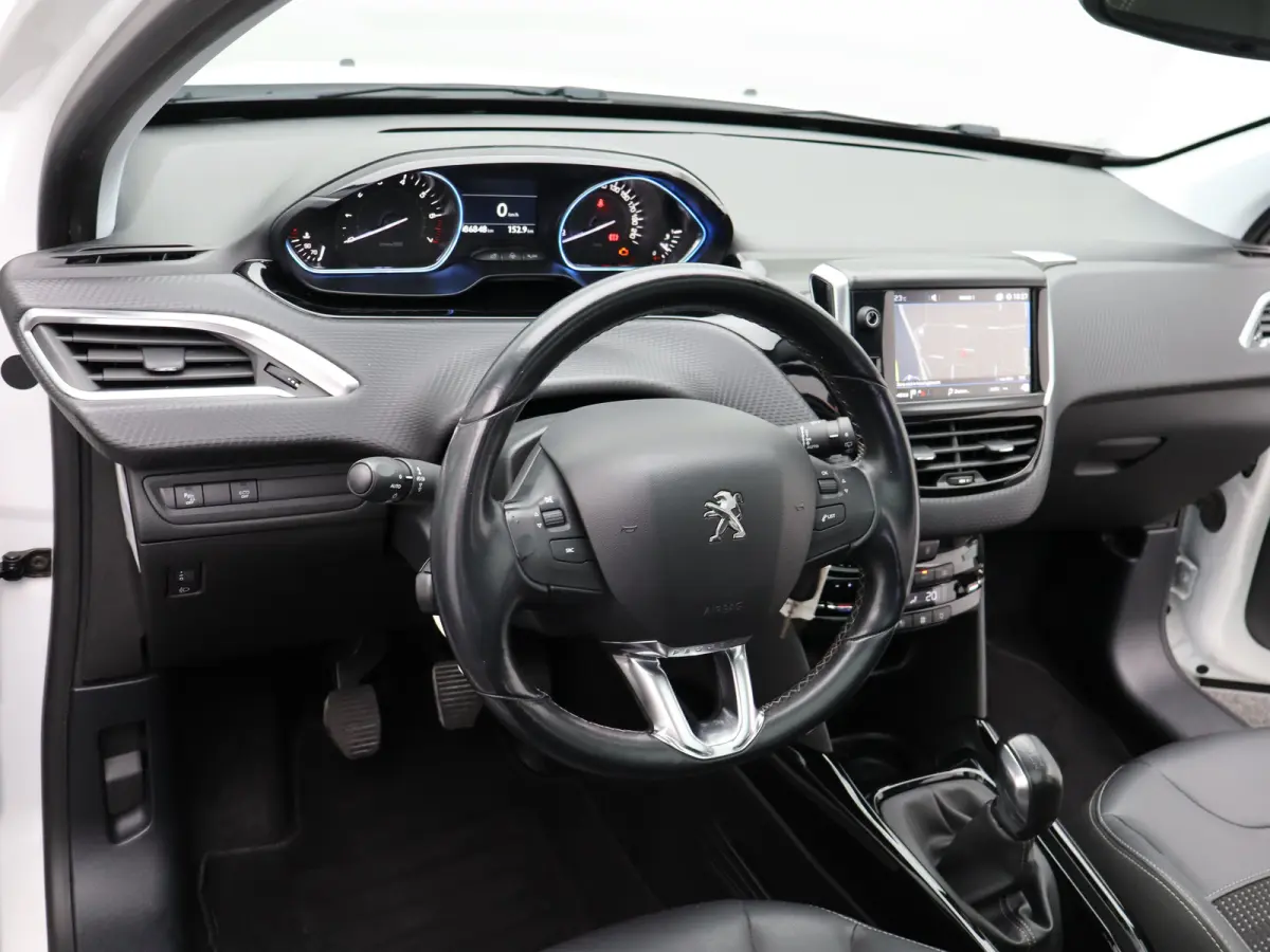 1.2 PureTech Allure Panormadak | Parkeersenoren | Camera | Navigatie | Climat Control | Cruise Control | 17" Lichtmetalen Velgen