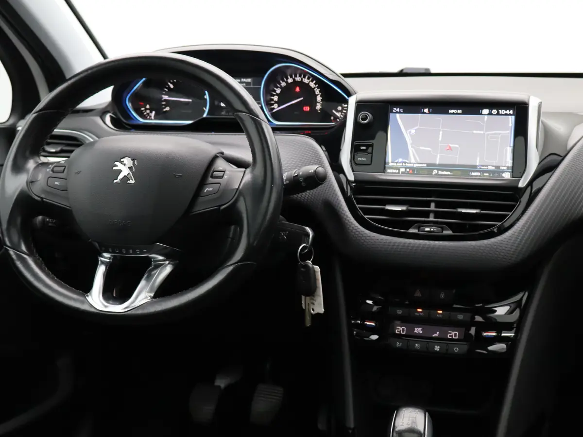 1.2 PureTech Allure Panormadak | Parkeersenoren | Camera | Navigatie | Climat Control | Cruise Control | 17" Lichtmetalen Velgen