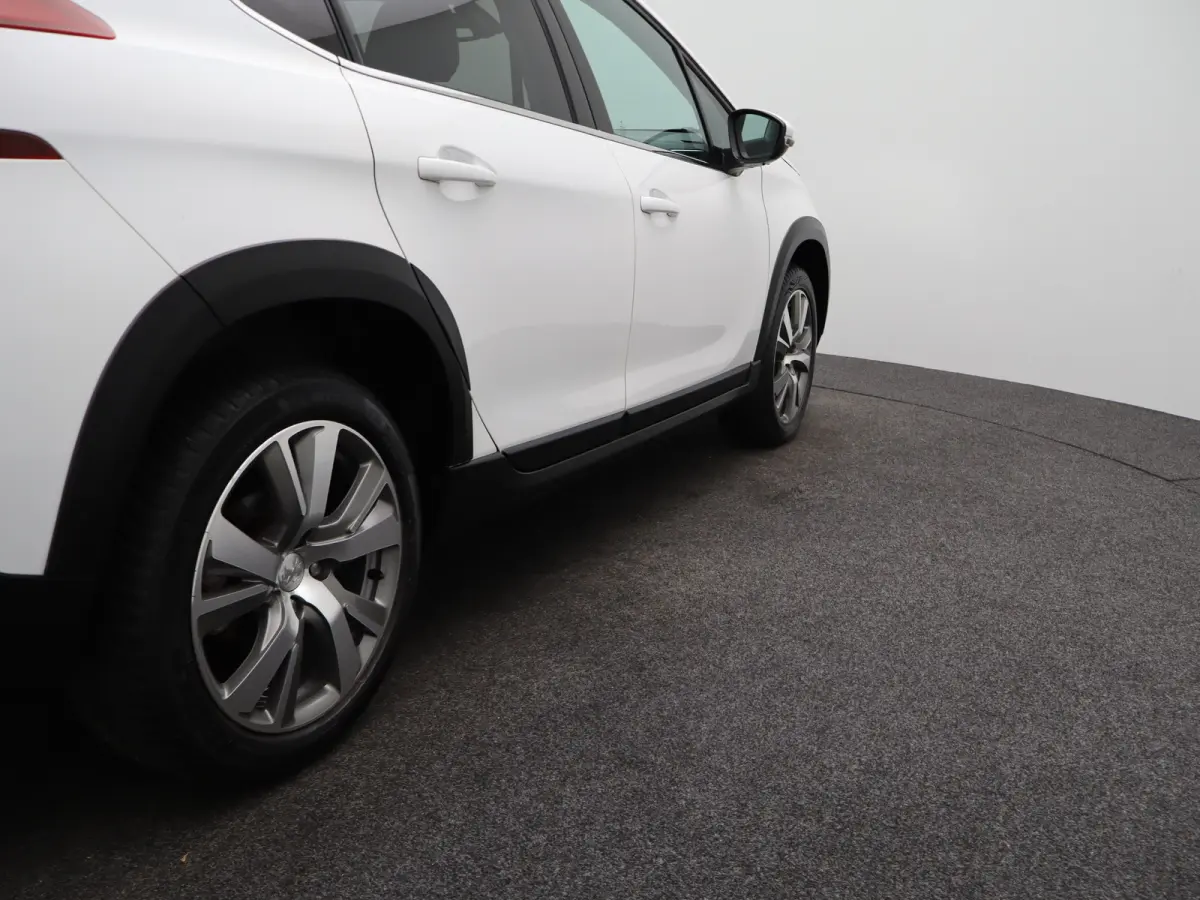 1.2 PureTech Allure Panormadak | Parkeersenoren | Camera | Navigatie | Climat Control | Cruise Control | 17" Lichtmetalen Velgen