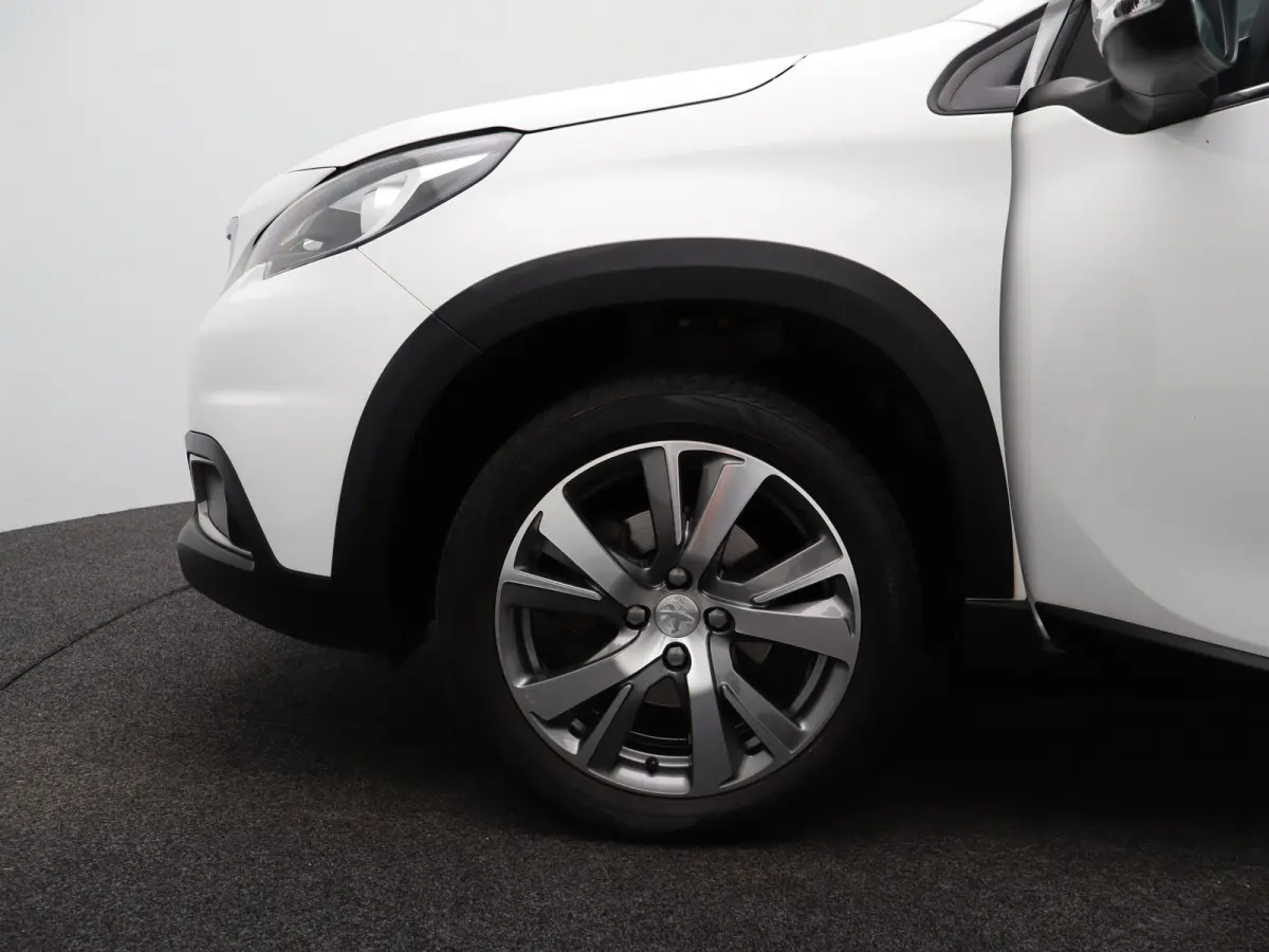 1.2 PureTech Allure Panormadak | Parkeersenoren | Camera | Navigatie | Climat Control | Cruise Control | 17" Lichtmetalen Velgen