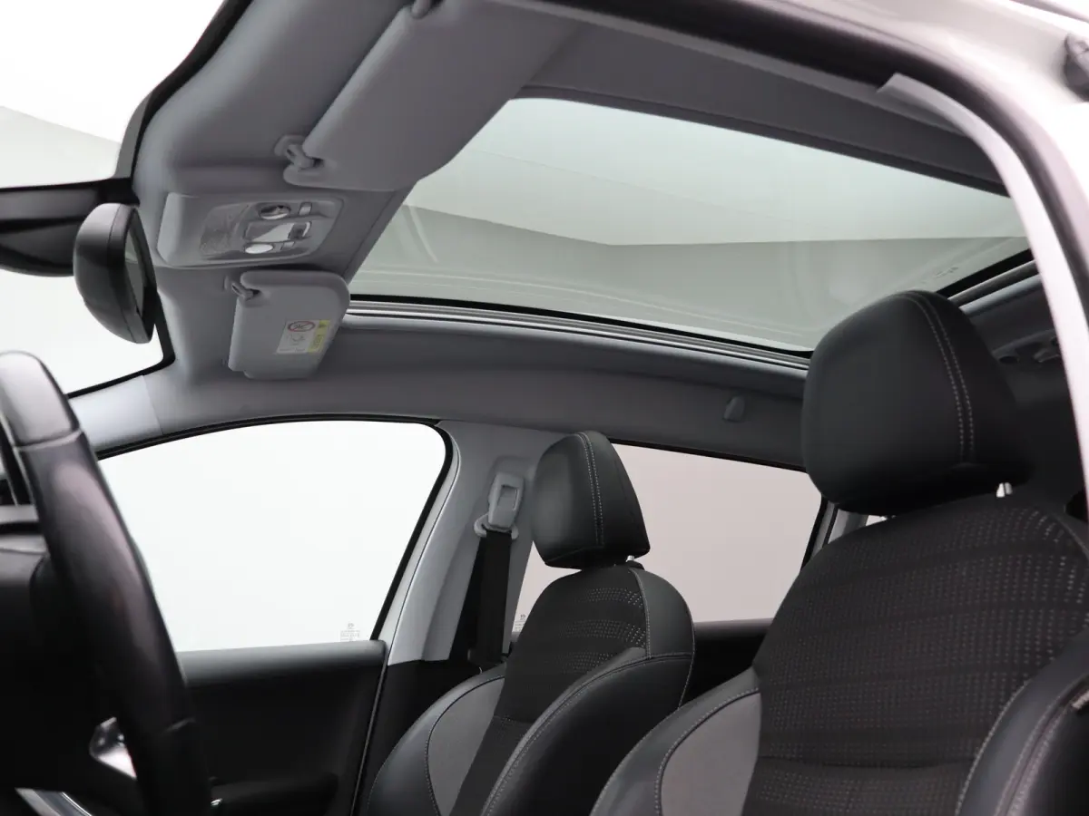 1.2 PureTech Allure Panormadak | Parkeersenoren | Camera | Navigatie | Climat Control | Cruise Control | 17" Lichtmetalen Velgen