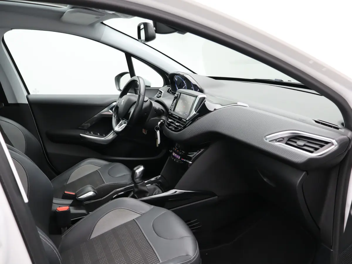 1.2 PureTech Allure Panormadak | Parkeersenoren | Camera | Navigatie | Climat Control | Cruise Control | 17" Lichtmetalen Velgen