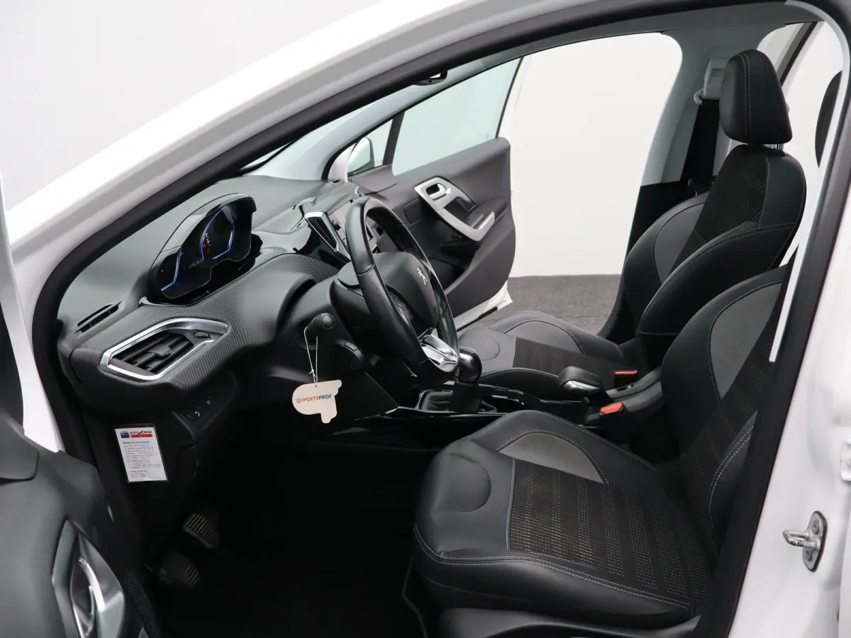 1.2 PureTech Allure Panormadak | Parkeersenoren | Camera | Navigatie | Climat Control | Cruise Control | 17" Lichtmetalen Velgen
