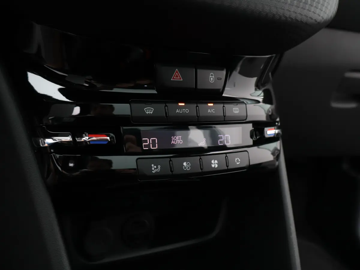 1.2 PureTech Allure Panormadak | Parkeersenoren | Camera | Navigatie | Climat Control | Cruise Control | 17" Lichtmetalen Velgen