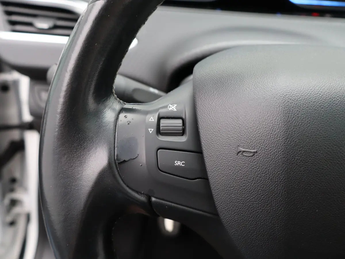 1.2 PureTech Allure Panormadak | Parkeersenoren | Camera | Navigatie | Climat Control | Cruise Control | 17" Lichtmetalen Velgen