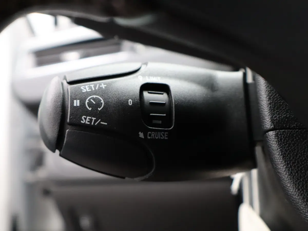 1.2 PureTech Allure Panormadak | Parkeersenoren | Camera | Navigatie | Climat Control | Cruise Control | 17" Lichtmetalen Velgen