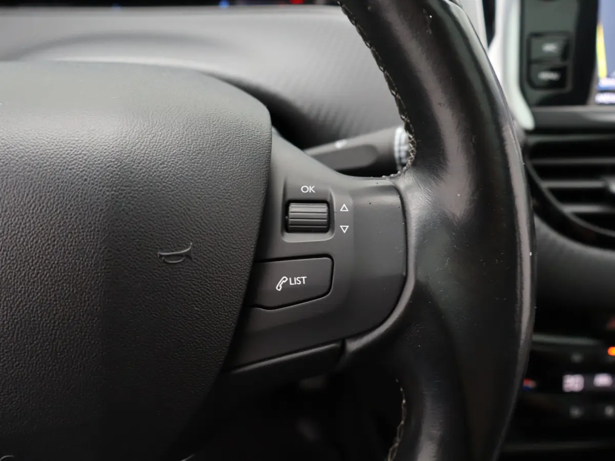 1.2 PureTech Allure Panormadak | Parkeersenoren | Camera | Navigatie | Climat Control | Cruise Control | 17" Lichtmetalen Velgen