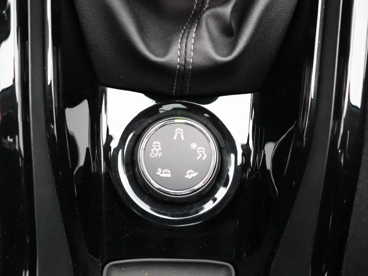 1.2 PureTech Allure Panormadak | Parkeersenoren | Camera | Navigatie | Climat Control | Cruise Control | 17" Lichtmetalen Velgen