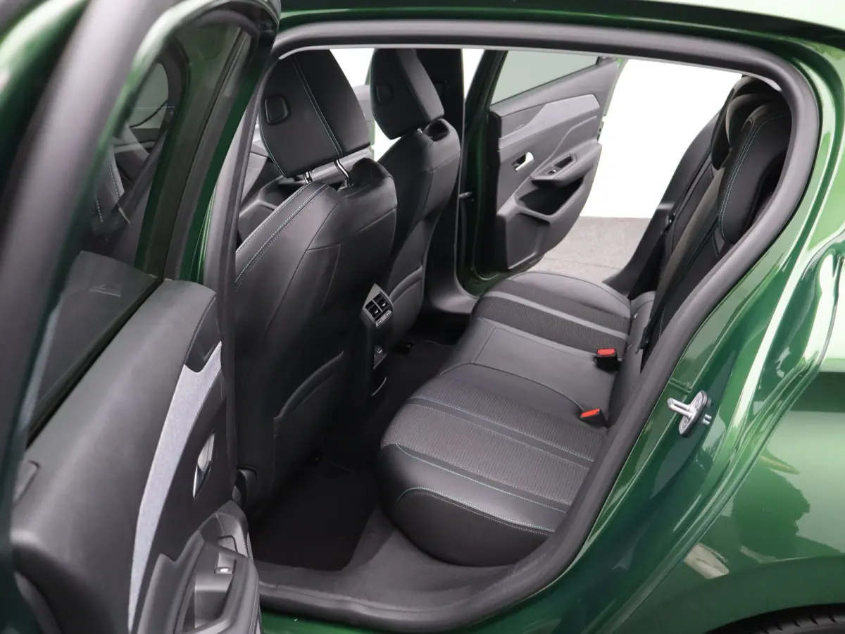 1.2 PureTech Allure Pack Business | Trekhaak | Parkeersensoren | Camera | Navigatie | Adaptieve Cruise Control | 17" Lichtmetalen Velgen | Apple Carplay/Android Auto