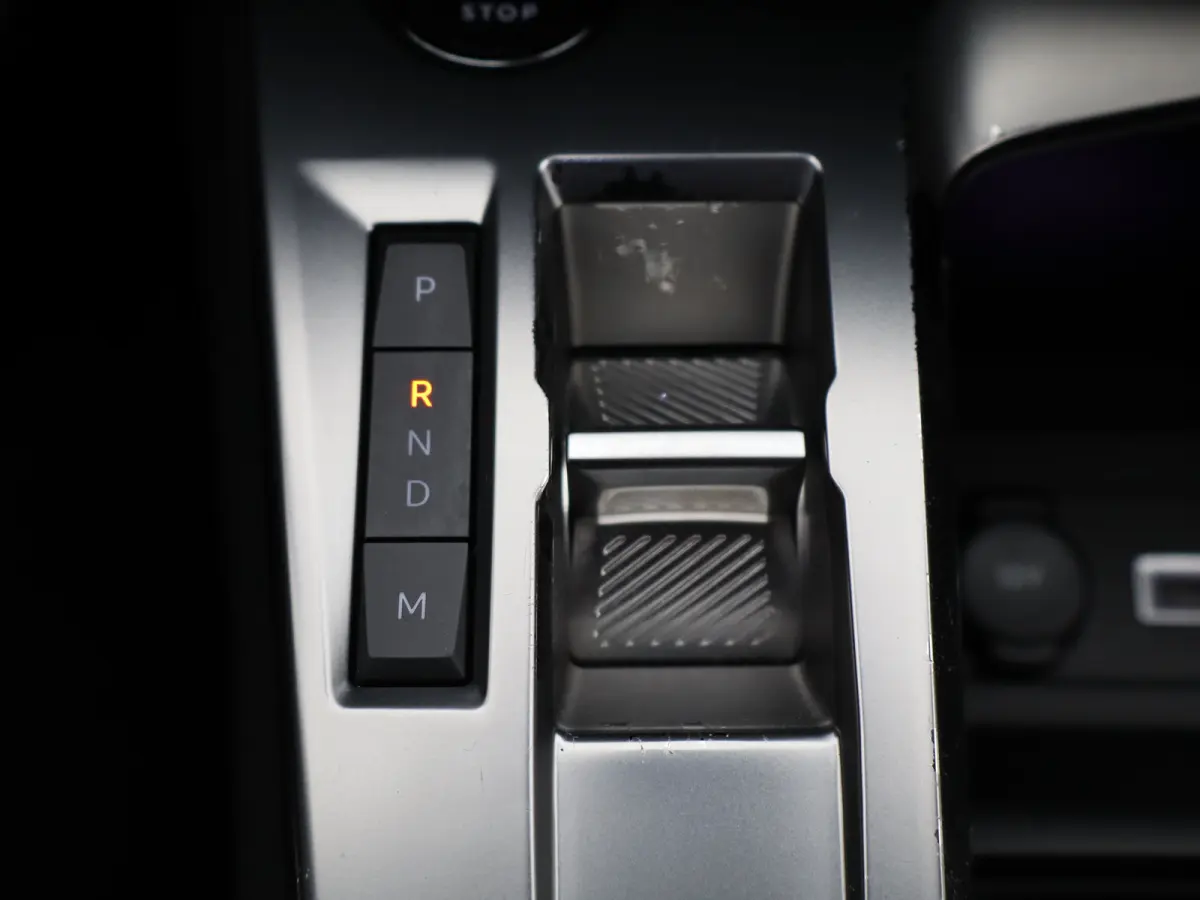 1.2 PureTech Allure Pack Business | Trekhaak | Parkeersensoren | Camera | Navigatie | Adaptieve Cruise Control | 17" Lichtmetalen Velgen | Apple Carplay/Android Auto