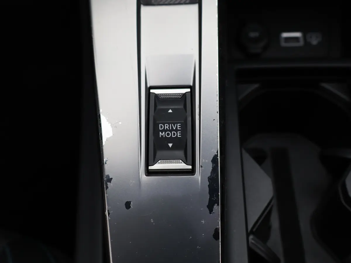 1.2 PureTech Allure Pack Business | Trekhaak | Parkeersensoren | Camera | Navigatie | Adaptieve Cruise Control | 17" Lichtmetalen Velgen | Apple Carplay/Android Auto