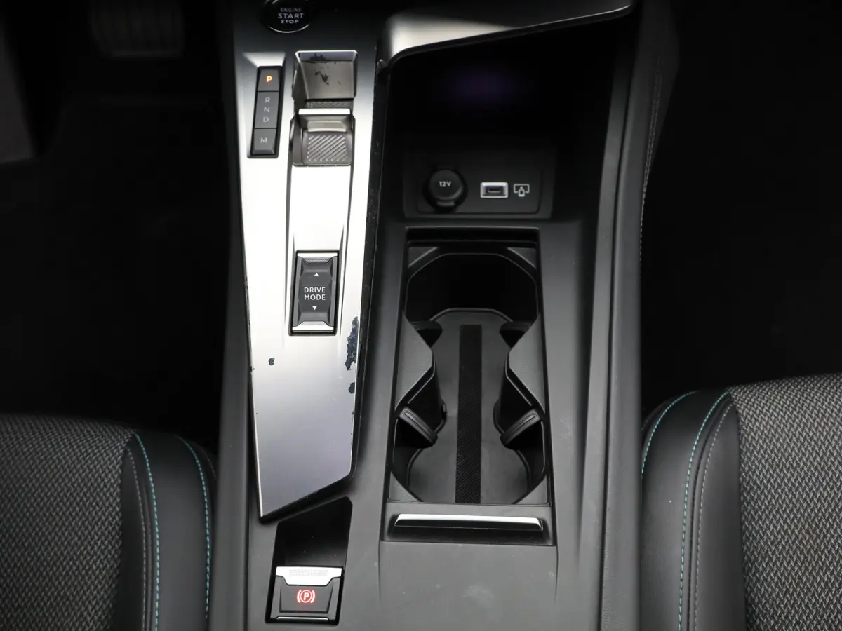 1.2 PureTech Allure Pack Business | Trekhaak | Parkeersensoren | Camera | Navigatie | Adaptieve Cruise Control | 17" Lichtmetalen Velgen | Apple Carplay/Android Auto