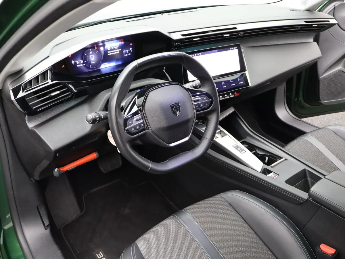 1.2 PureTech Allure Pack Business | Trekhaak | Parkeersensoren | Camera | Navigatie | Adaptieve Cruise Control | 17" Lichtmetalen Velgen | Apple Carplay/Android Auto