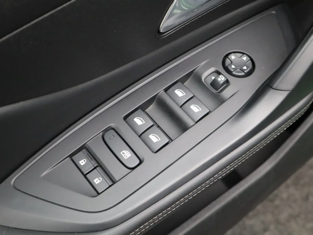 1.2 PureTech Allure Pack Business | Trekhaak | Parkeersensoren | Camera | Navigatie | Adaptieve Cruise Control | 17" Lichtmetalen Velgen | Apple Carplay/Android Auto