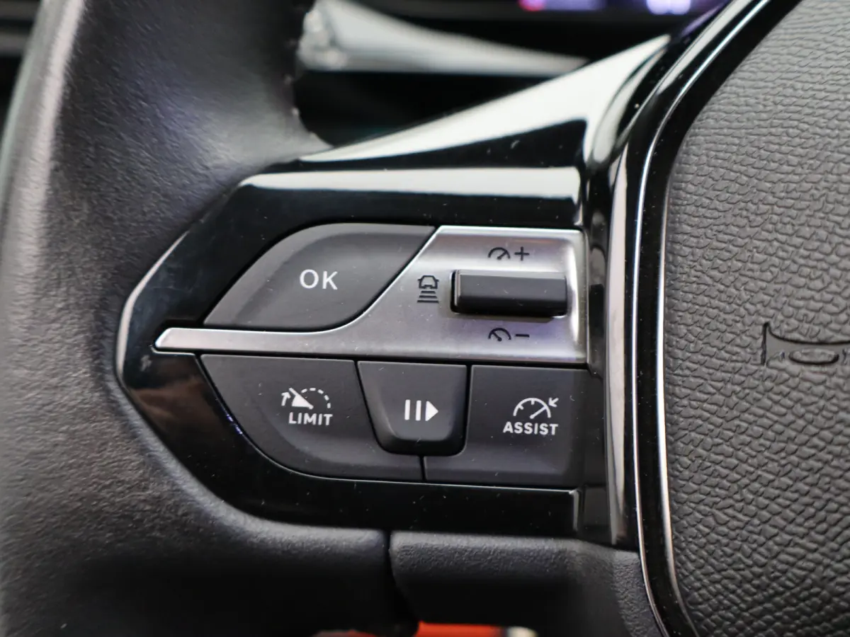 1.2 PureTech Allure Pack Business | Trekhaak | Parkeersensoren | Camera | Navigatie | Adaptieve Cruise Control | 17" Lichtmetalen Velgen | Apple Carplay/Android Auto