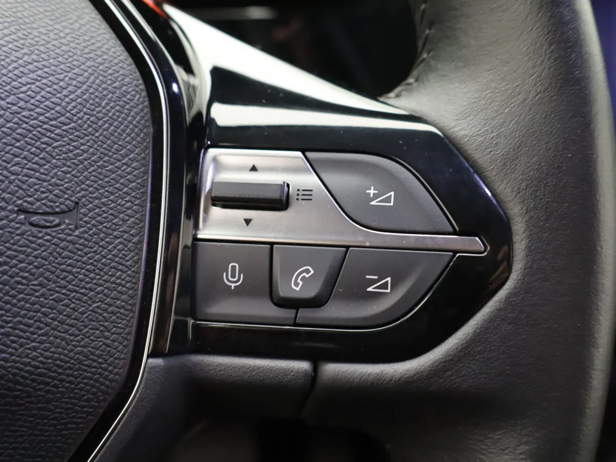 1.2 PureTech Allure Pack Business | Trekhaak | Parkeersensoren | Camera | Navigatie | Adaptieve Cruise Control | 17" Lichtmetalen Velgen | Apple Carplay/Android Auto