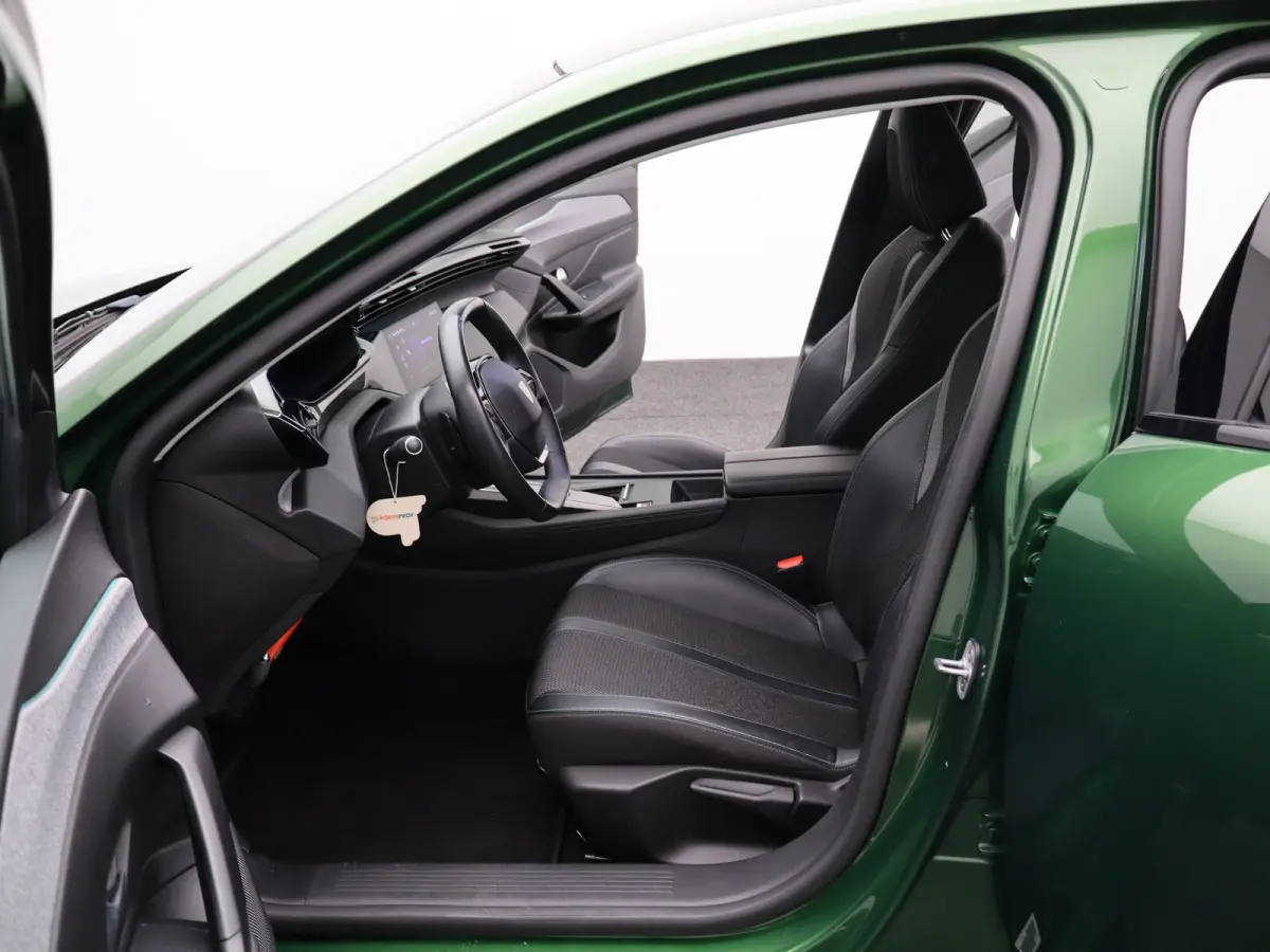 1.2 PureTech Allure Pack Business | Trekhaak | Parkeersensoren | Camera | Navigatie | Adaptieve Cruise Control | 17" Lichtmetalen Velgen | Apple Carplay/Android Auto
