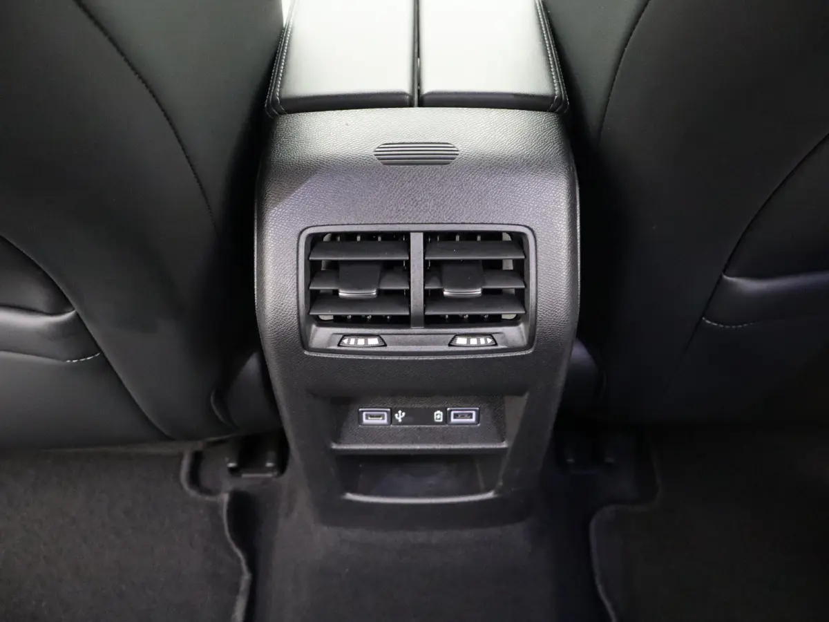 1.2 PureTech Allure Pack Business | Trekhaak | Parkeersensoren | Camera | Navigatie | Adaptieve Cruise Control | 17" Lichtmetalen Velgen | Apple Carplay/Android Auto