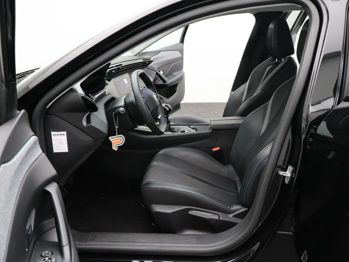 1.2 PureTech Allure Pack Business Parkeersenoren Voor en Achter | Dodehoekbewaking | Cruise Control Adaptief | Navigatie | Camera | Climate Control | 17" Lichtmetalen Velgen
