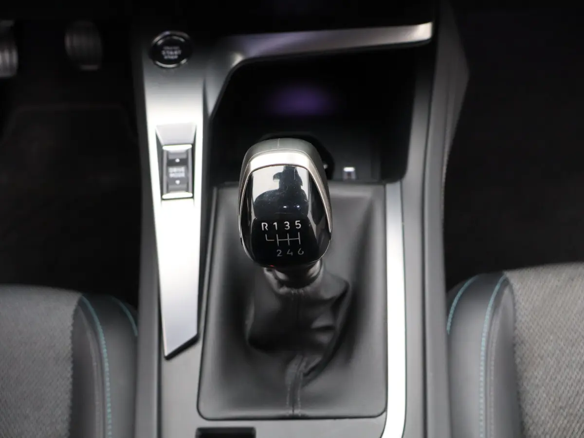 1.2 PureTech Allure Pack Business Parkeersenoren Voor en Achter | Dodehoekbewaking | Cruise Control Adaptief | Navigatie | Camera | Climate Control | 17" Lichtmetalen Velgen