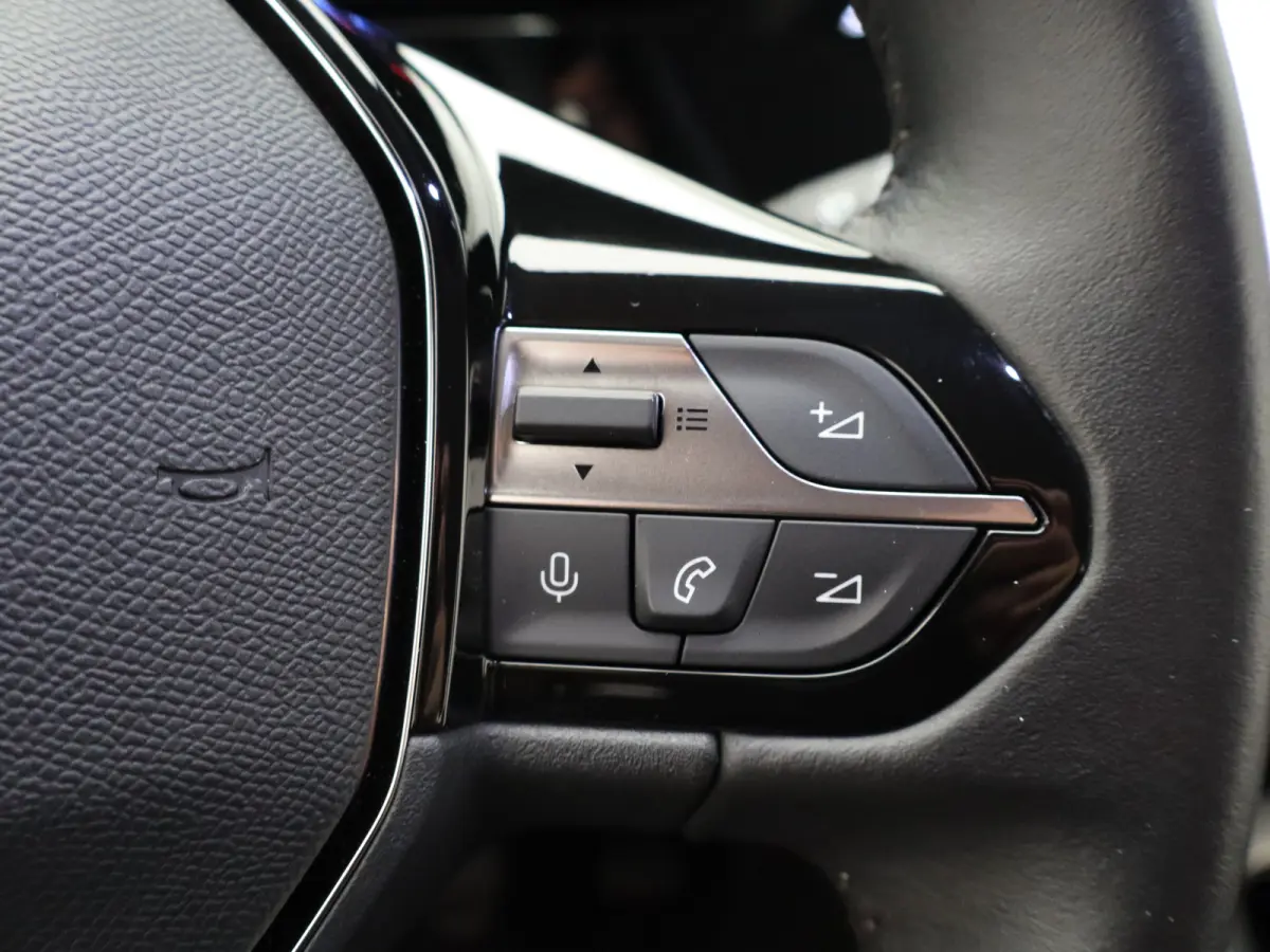 1.2 PureTech Allure Pack Business Parkeersenoren Voor en Achter | Dodehoekbewaking | Cruise Control Adaptief | Navigatie | Camera | Climate Control | 17" Lichtmetalen Velgen