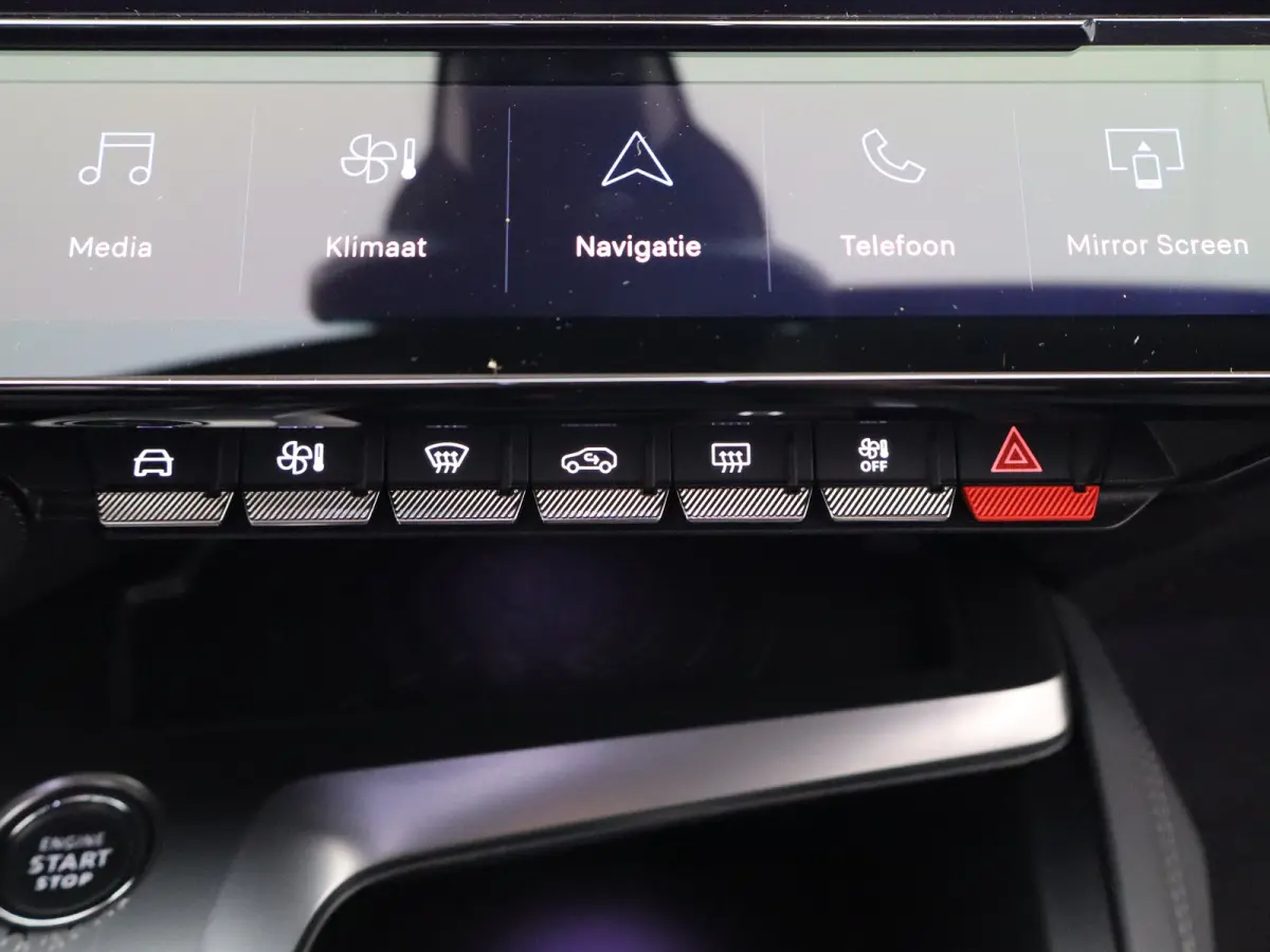 1.2 PureTech Allure Pack Business Parkeersenoren Voor en Achter | Dodehoekbewaking | Cruise Control Adaptief | Navigatie | Camera | Climate Control | 17" Lichtmetalen Velgen