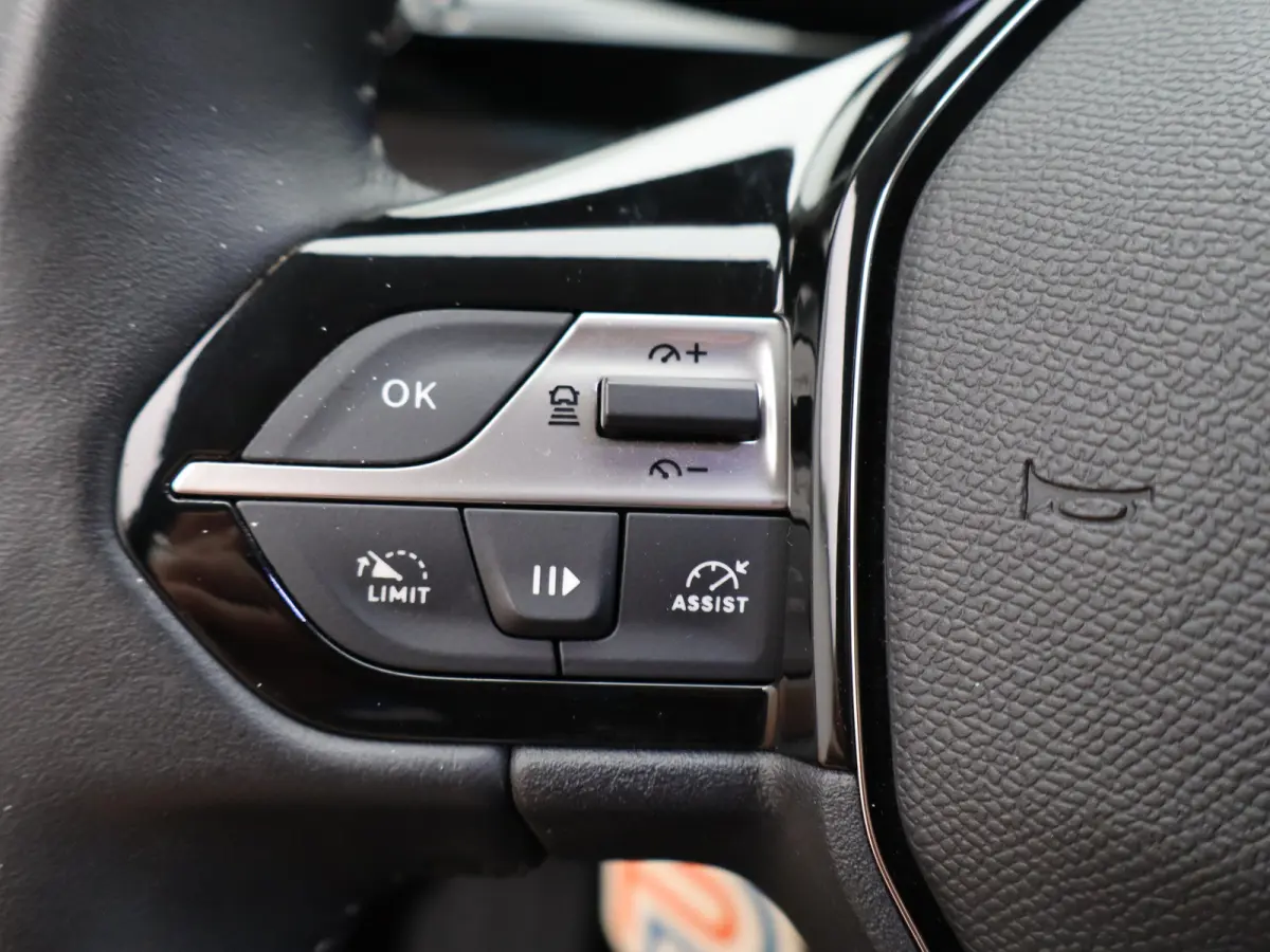 1.2 PureTech Allure Pack Business Parkeersenoren Voor en Achter | Dodehoekbewaking | Cruise Control Adaptief | Navigatie | Camera | Climate Control | 17" Lichtmetalen Velgen