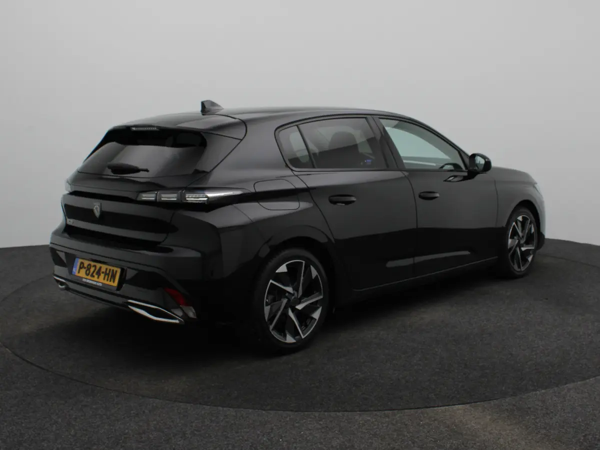 1.2 PureTech Allure Pack Business Parkeersenoren Voor en Achter | Dodehoekbewaking | Cruise Control Adaptief | Navigatie | Camera | Climate Control | 17" Lichtmetalen Velgen