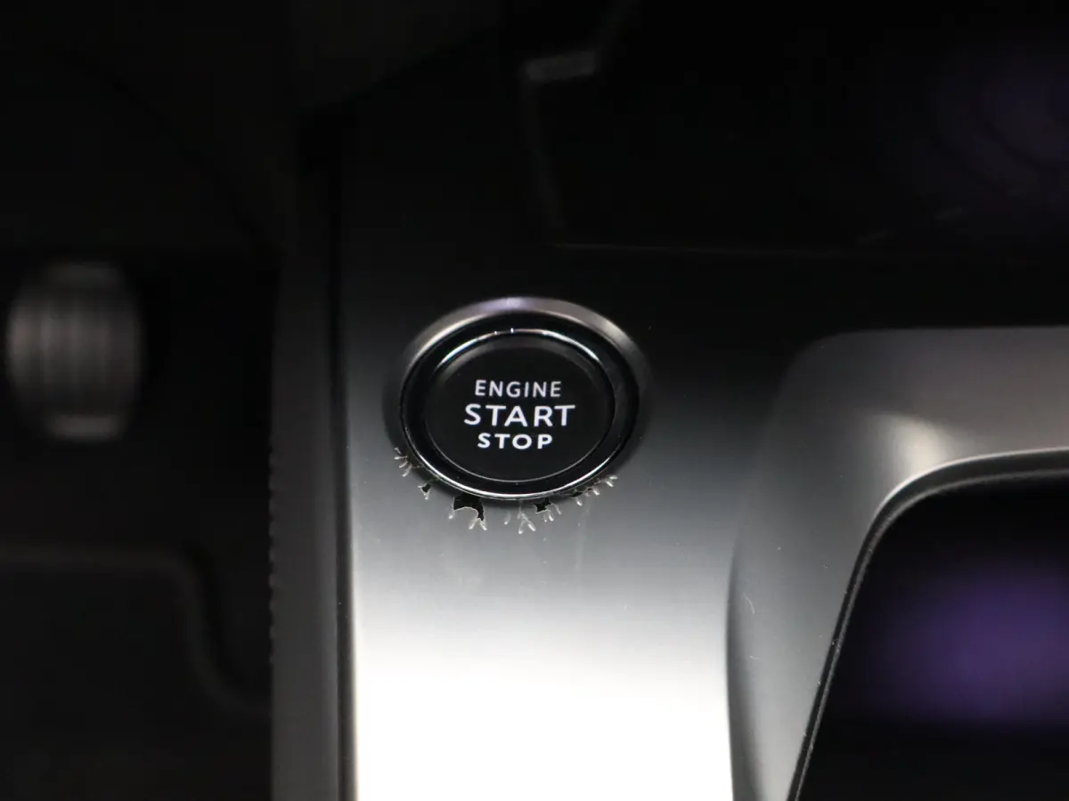 1.2 PureTech Allure Pack Business Parkeersenoren Voor en Achter | Dodehoekbewaking | Cruise Control Adaptief | Navigatie | Camera | Climate Control | 17" Lichtmetalen Velgen
