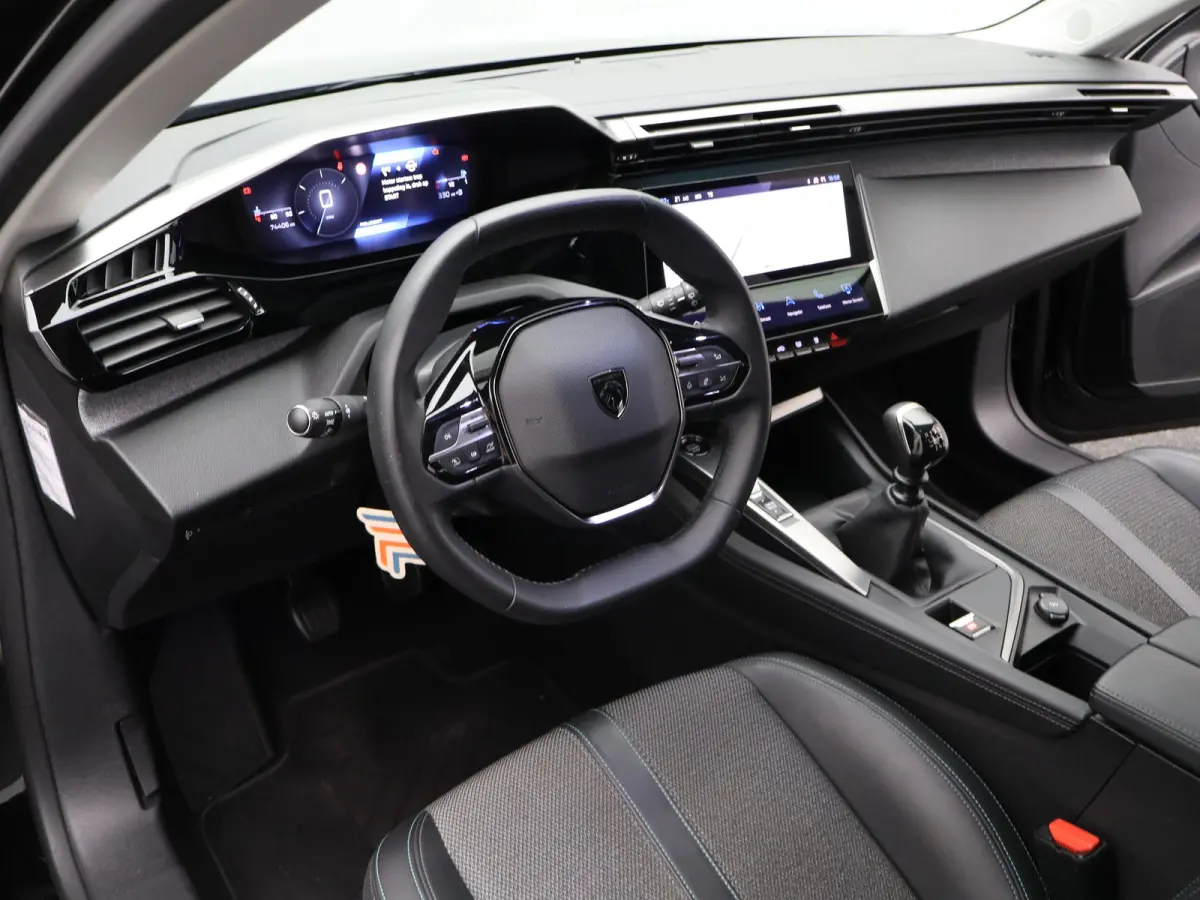 1.2 PureTech Allure Pack Business Parkeersenoren Voor en Achter | Dodehoekbewaking | Cruise Control Adaptief | Navigatie | Camera | Climate Control | 17" Lichtmetalen Velgen