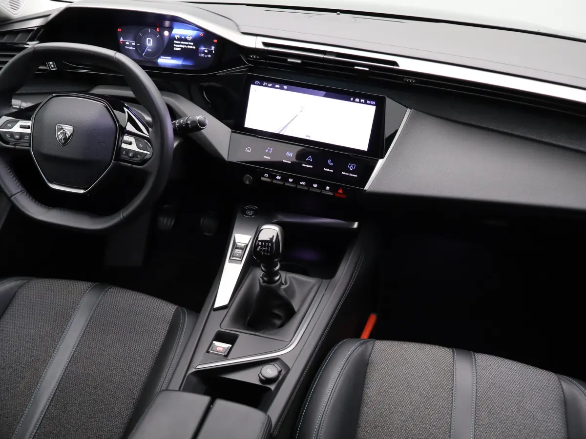 1.2 PureTech Allure Pack Business Parkeersenoren Voor en Achter | Dodehoekbewaking | Cruise Control Adaptief | Navigatie | Camera | Climate Control | 17" Lichtmetalen Velgen