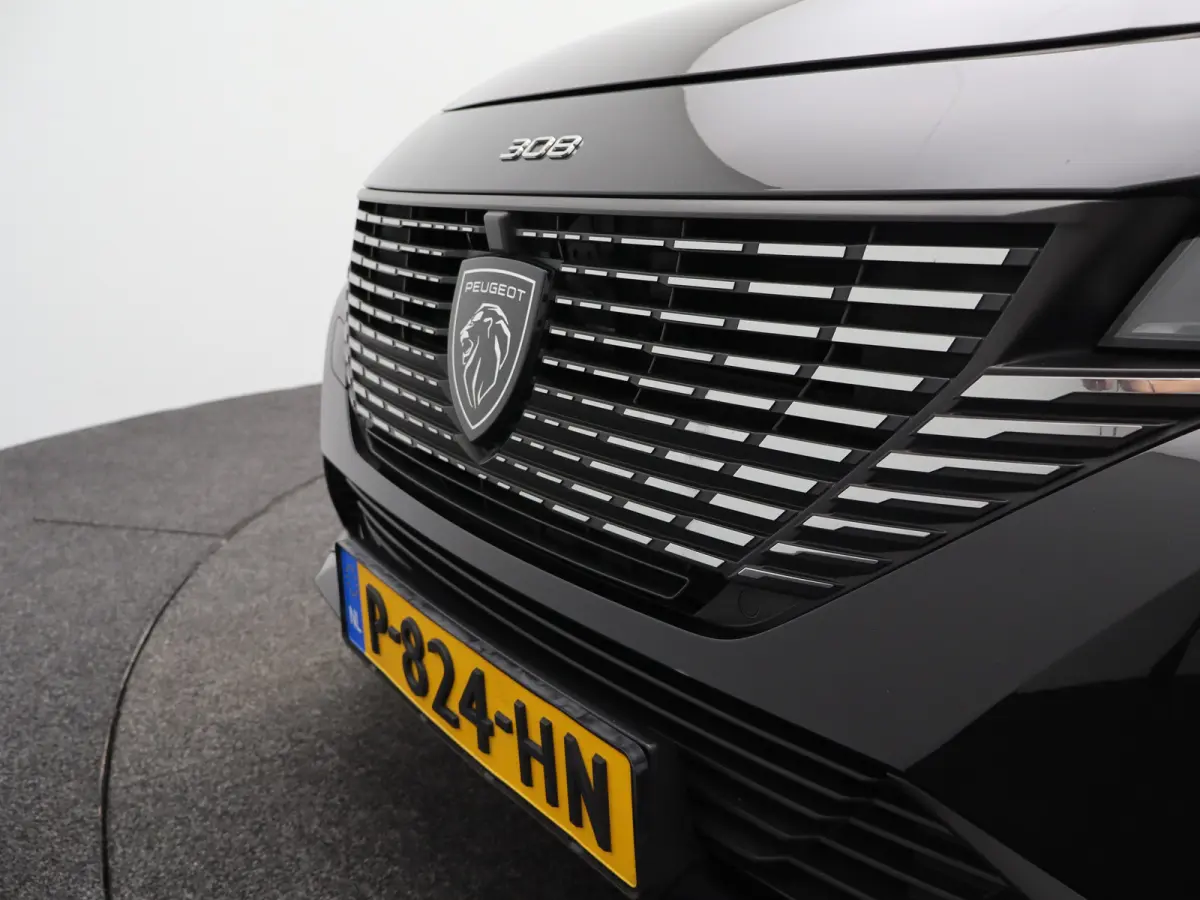 1.2 PureTech Allure Pack Business Parkeersenoren Voor en Achter | Dodehoekbewaking | Cruise Control Adaptief | Navigatie | Camera | Climate Control | 17" Lichtmetalen Velgen