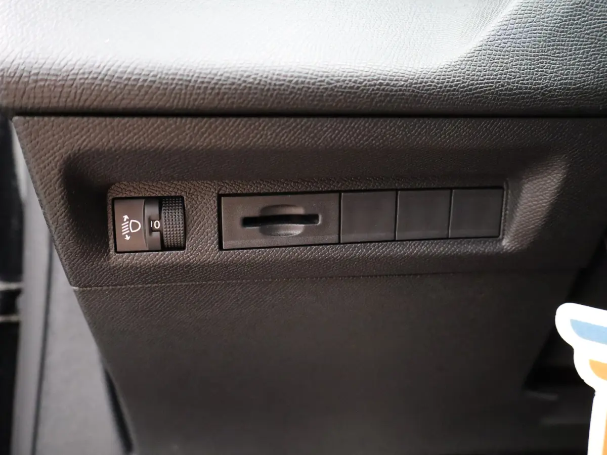1.2 PureTech Allure Pack Business Parkeersenoren Voor en Achter | Dodehoekbewaking | Cruise Control Adaptief | Navigatie | Camera | Climate Control | 17" Lichtmetalen Velgen