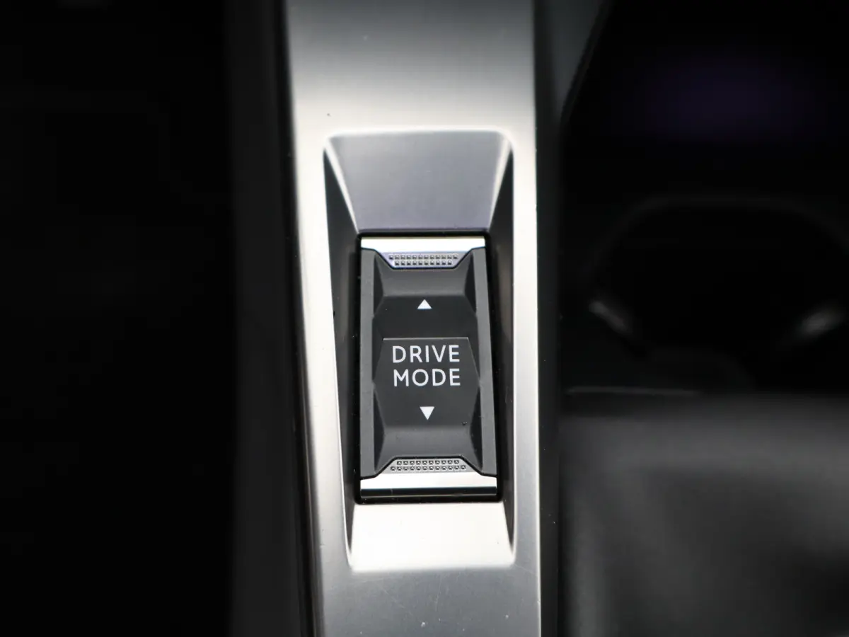 1.2 PureTech Allure Pack Business Parkeersenoren Voor en Achter | Dodehoekbewaking | Cruise Control Adaptief | Navigatie | Camera | Climate Control | 17" Lichtmetalen Velgen